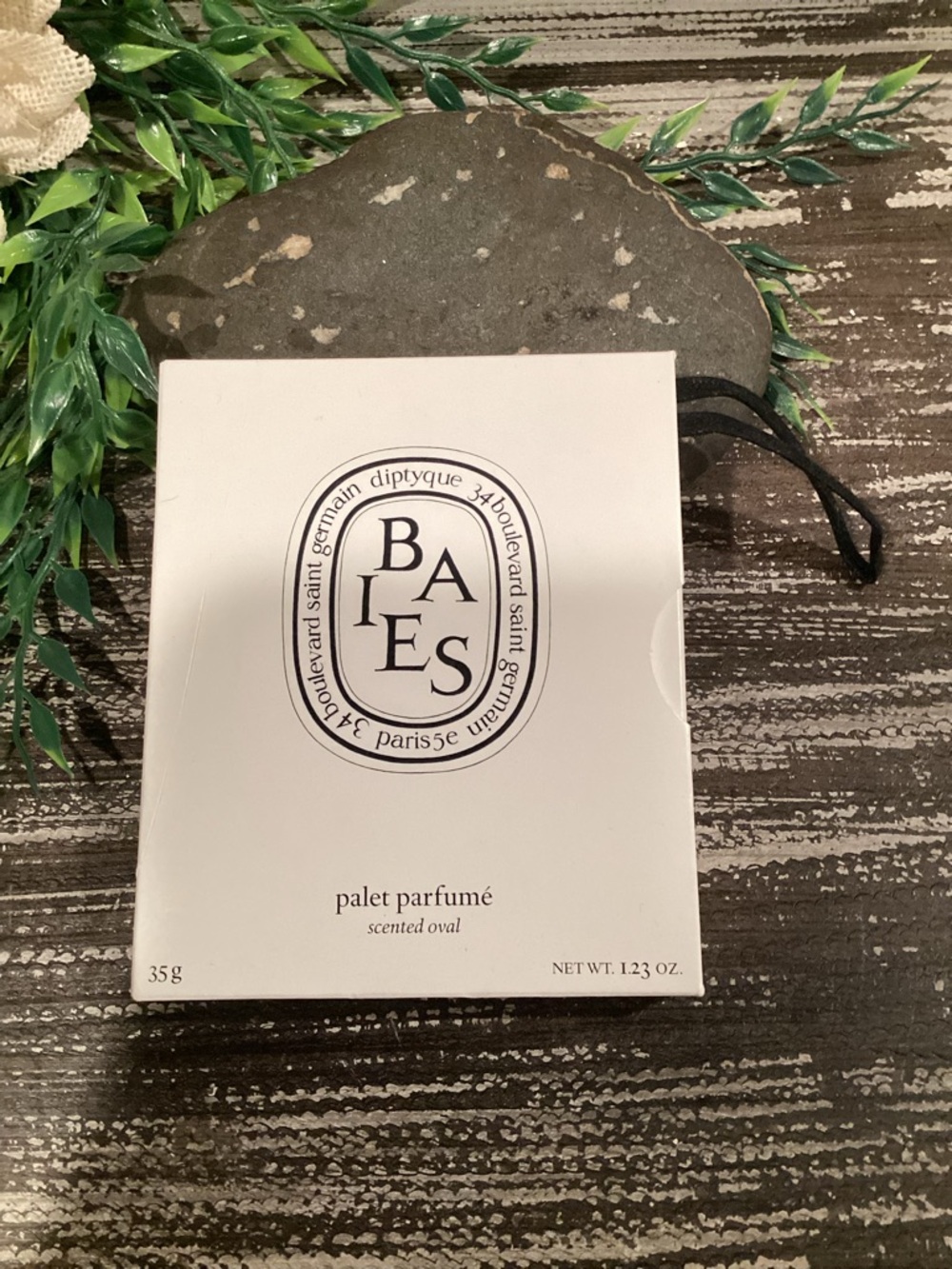 diptyque White Baies Oval Scented Palet with Black Ribbon